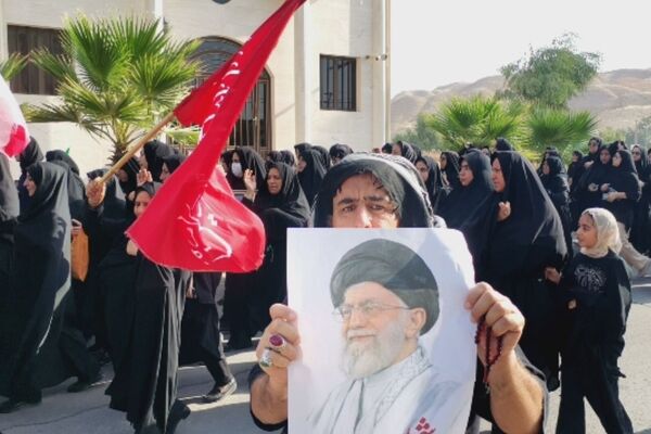 مشق عشق در پلدختر؛ حضور دانش‌ آموزان و خانواده‌ ها در پیاده‌ روی اربعین حسینی