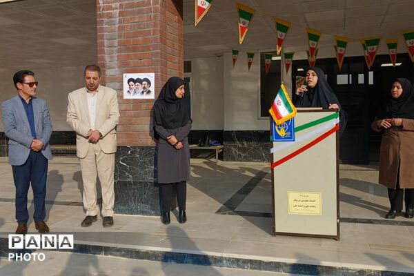  تقدیر از افتخار آفرینان دبیرستان نمونه دولتی مولود کعبه(ع) در مسابقات نمایشگاه دفاع مقدس