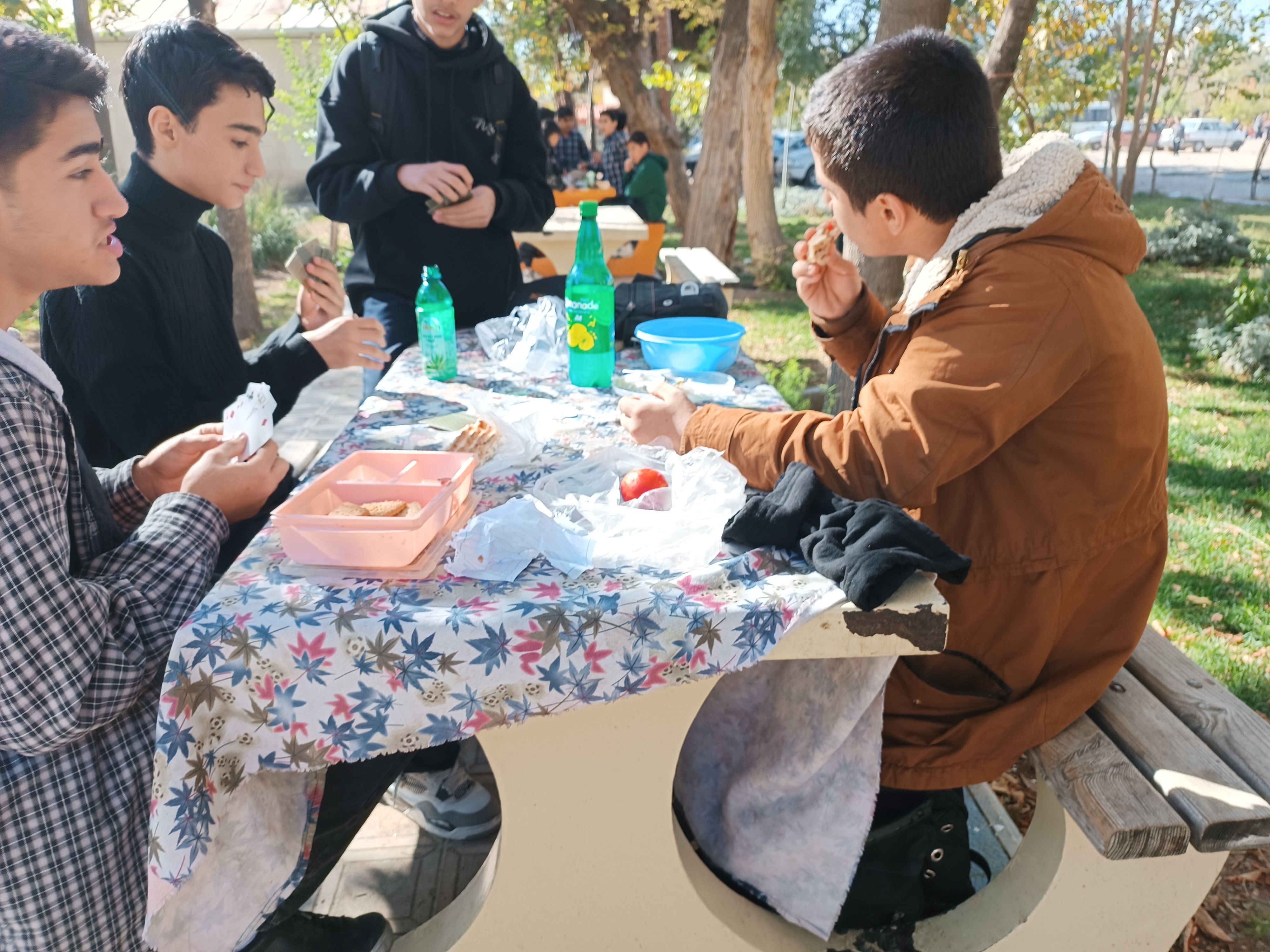 برگزای اردوی تفریحی دبیرستان رجایی یک به‌مناسبت هفته بسیج 