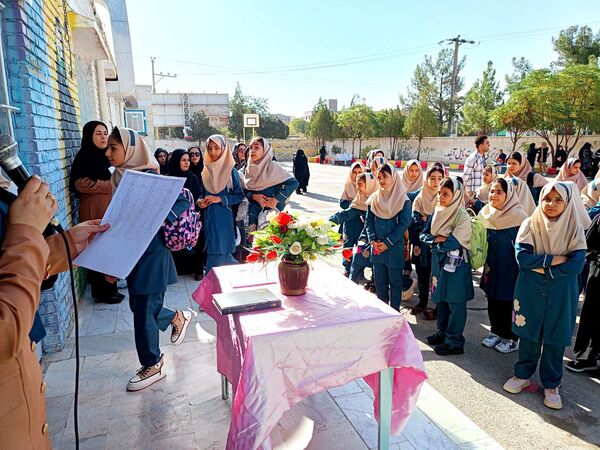 آیین نواخته زنگ آغاز سال تحصیلی در دبستان دخترانه سمیه