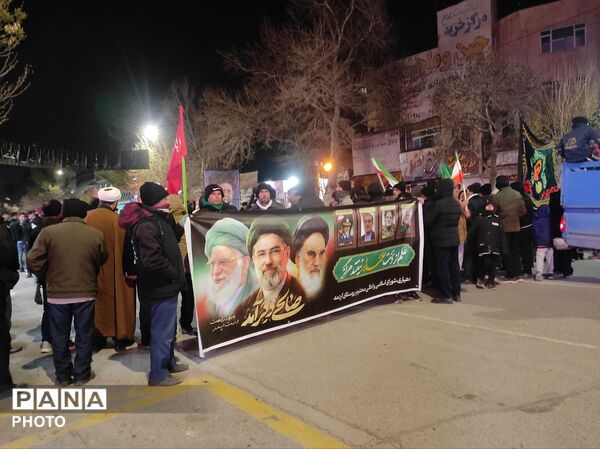 عزاداران علوی در کف خیابان های نیشابوری زنجیر زنی کردند
