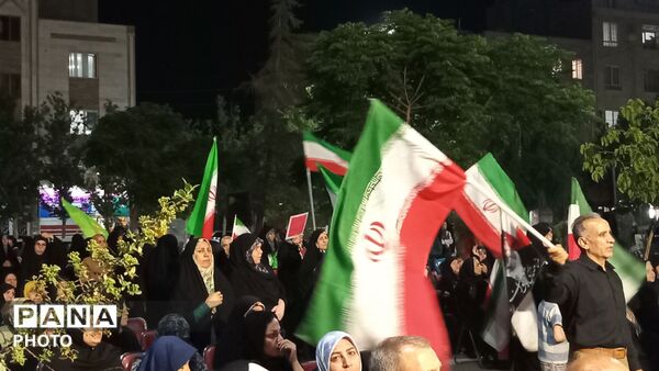 تجمع مردم شهر فردوسیه در دهه امامت در کنار شهدای گمنام
