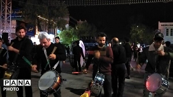 دسته عزاداری روستای اردمه در مراسم چهلم رهبر شهید و شهدای میناب در حسینیه امام 