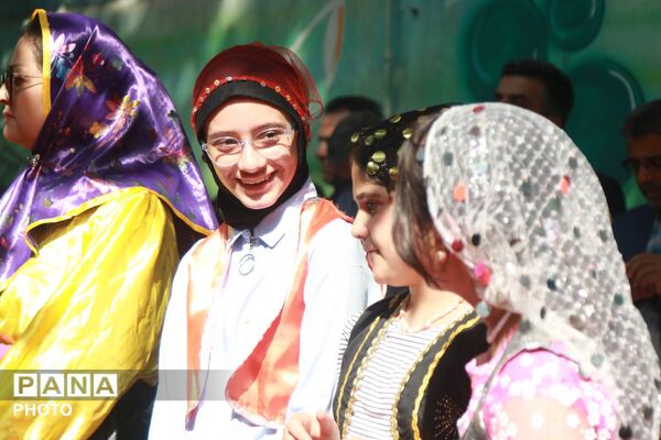 بازدید مدیرکل آموزش‌وپرورش تهران از غرفه سازمان دانش‌آموزی در آیین افتتاحیه اوقات فراغت