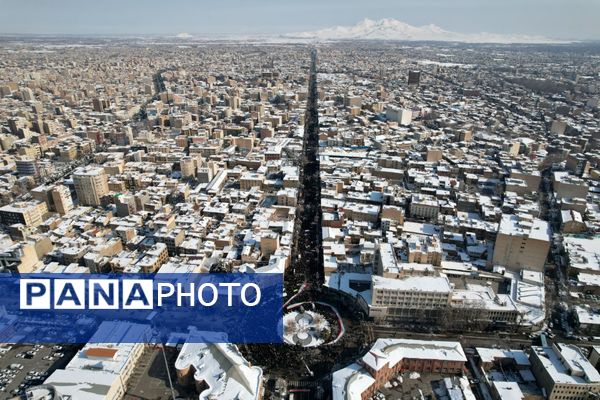 حضور گسترده کودکان و نوجوانان ارومیه‌ای در راهپیمایی ۲۲ بهمن