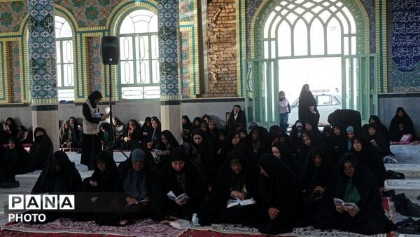 زمزمه دعای عرفه توسط مردم مومن شهربار نیشابور