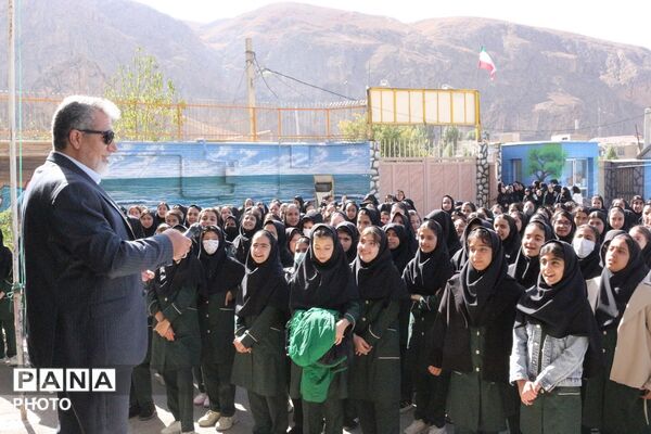 تجلیل مدیر آموزش‌وپرورش از دانش‌آموزان رتبه اول جشنواره نوجوان خوارزمی فیروزکوه