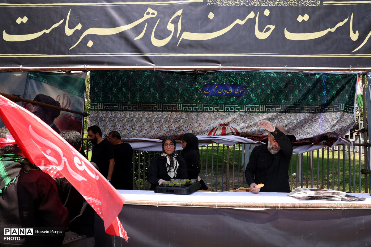 پذیرایی زائران آقای شهید ایران در میدان مرکزی میوه و تره‌بار
