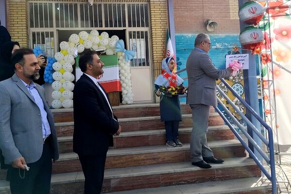 جشن شکوفه‌ها در مدرسه آیین روشن شهریار با حضور مدیریت آموزش و پرورش شهریار