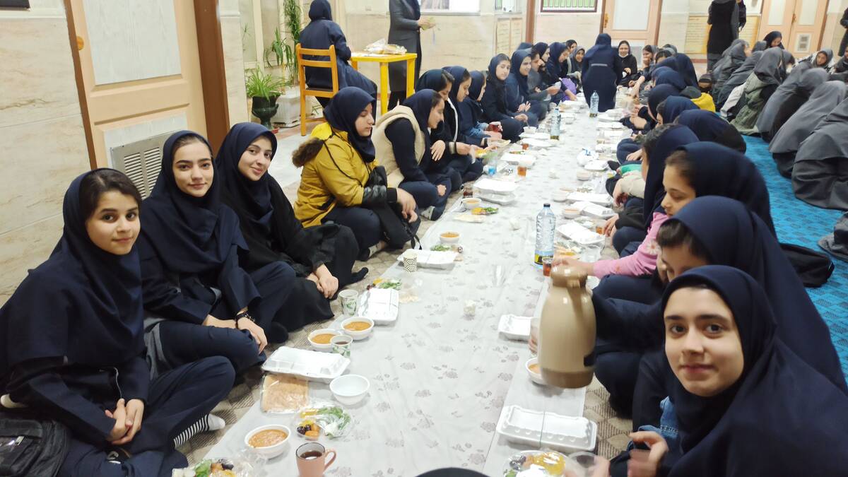 ضیافت افطاری در دبیرستان دخترانه ۱۳ آبان