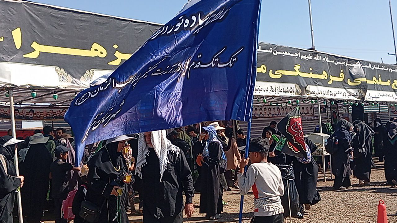 پیاده روی امام رضا (ع) با حضور پر شور مردم نیشابور در کاروان نورالرضا