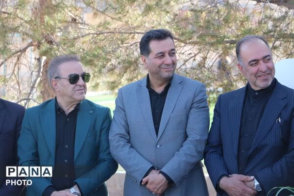 زمین چمن ورزشی زنده‌یاد حاج حسین امین‌الرعایا دبیرستان پسرانه شبانه‌روزی حافظ کوهپایه افتتاح شد