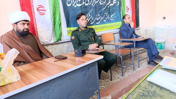 نشست جهاد تبیین به‌مناسبت گرامیداشت دهه‌مبارک فجر در مدرسه امام خمینی (ره) دیشموک