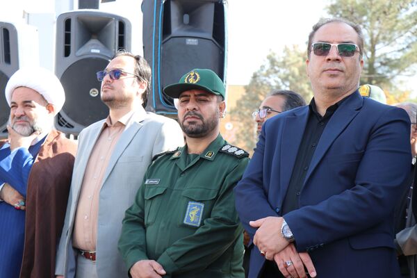 برپایی غرفه سازمان دانش‌آموزی دلیجان در راهپیمایی روز دانش‌آموز