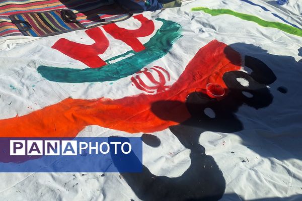 لذت نقاشی همگانی کنار دوستان در بوستان جنت شیراز 