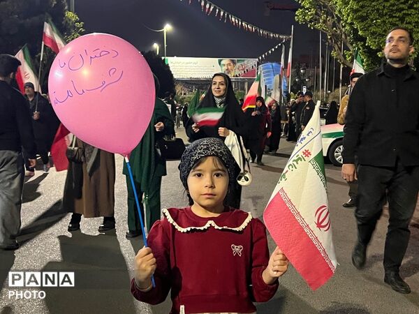 حضور دختران انقلابی در چهل و نهمین شب بیعت با رهبری