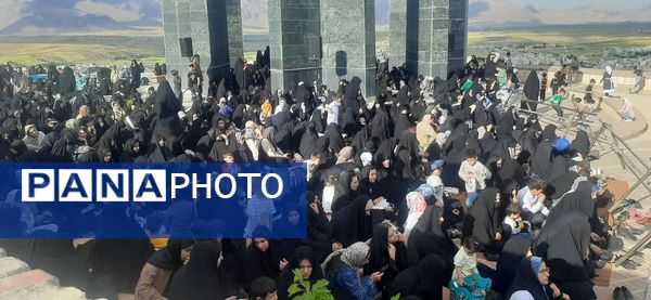 نور عرفه در تپه شهدای گمنام نورآباد طنین‌انداز شد