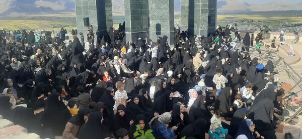 نور عرفه در تپه شهدای گمنام نورآباد طنین‌انداز شد