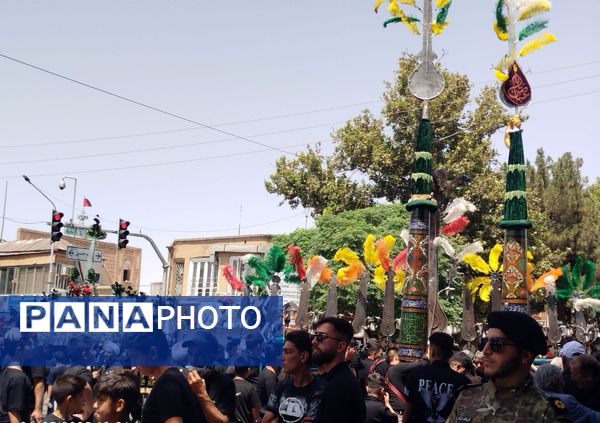 عزاداری ظهر  عاشورا در خیابان‌های شهر نیشابور 