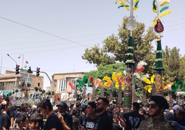 عزاداری ظهر  عاشورا در خیابان‌های شهر نیشابور 