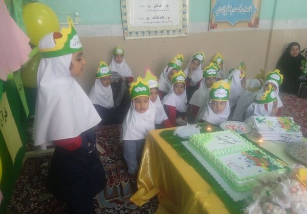 شیرین‌تر شدن کتاب قرآن کلاس اولی‌ها با برگزاری جشن باشکوه قرآن در دبستان تکتم