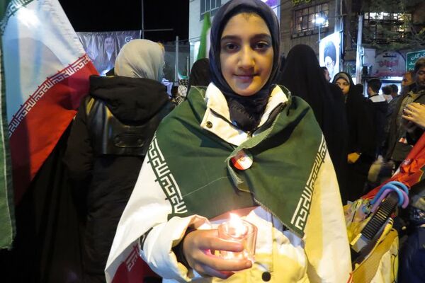 چهل روز از شهادت رهبرمان گذشت اما مردممان همچنان در میدانند