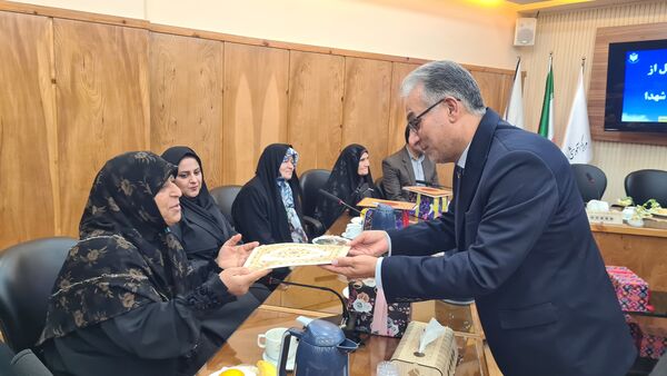 مراسم تجلیل از خانواده‌های شهدا در آموزش و پرورش گلستان