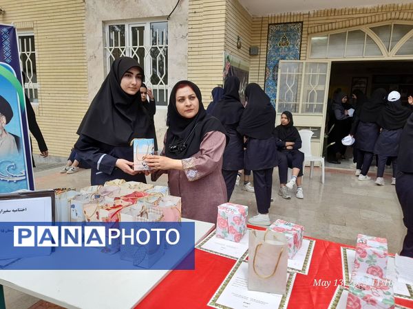 تجلیل از برگزیدگان دبیرستان ۱۵ خرداد 