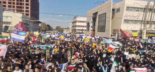 حضور پرشور دانش آموزان مشهد مقدس در راهپیمایی یوم‌الله ۱۳ آبان 