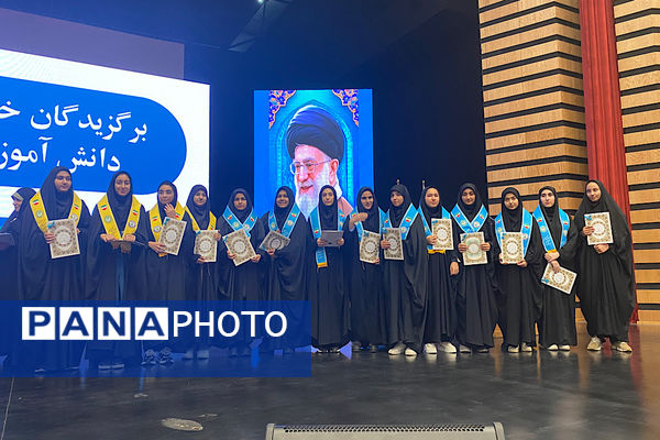تقدیر از دانش‌آموزان برتر حوزه فرهنگی و هنری در آموزش و پرورش ناحیه یک شهرری