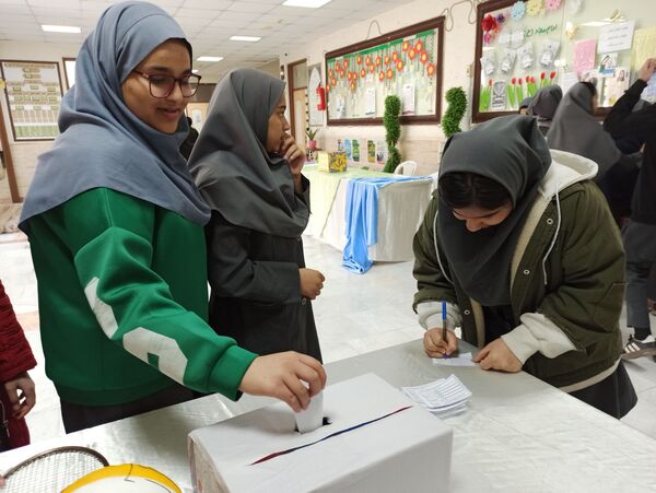 انتخابات شورای دانش آموزی در دبیرستان دخترانه ۱۳ آبان