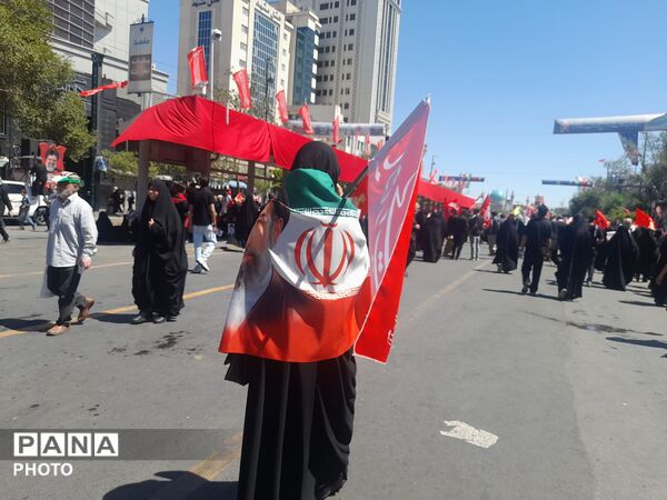 برافراشتن پرچم های خونخواهی و یالثارت الخامنه ای توسط مردم همیشه در صحنه مشهد مقدس 