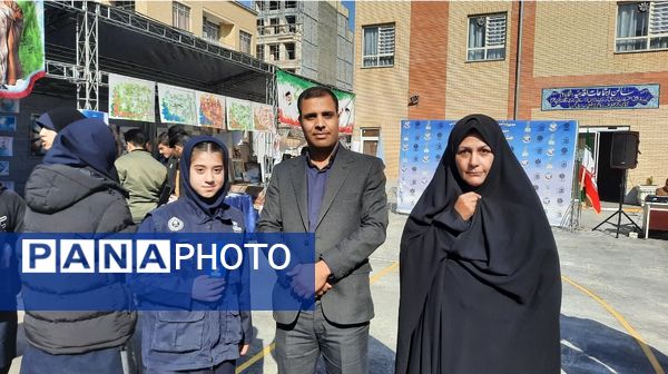 اولین نمایشگاه ماها در دبیرستان فرزانگان ۲ دوره دوم ناحیه ۷ مشهد