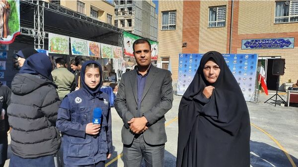 اولین نمایشگاه ماها در دبیرستان فرزانگان ۲ دوره دوم ناحیه ۷ مشهد