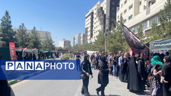 بازآفرینی مسیر عشق؛ جاماندگان اربعین در شبیه‌سازی مواکب نجف تا کربلا گردهم آمدند‌.