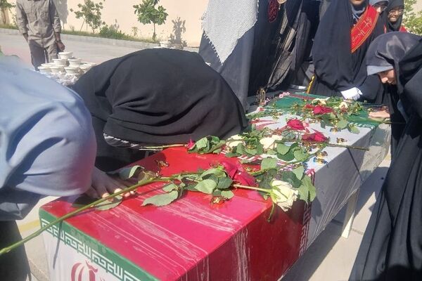 مراسم تشییع شهید گمنام در دبیرستان فرزانگان میناب