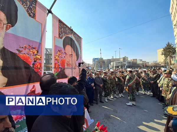 گلباران تمثال امام خمینی (ره) توسط دانش‌آموزان عجب‌شیر 