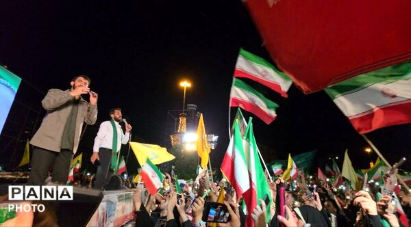 اجتماع بزرگ مردم اصفهان در وداع با شهیدان