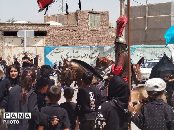 حرکت دسته‌های عزاداری در روستای فدافن همزمان با روز تاسوعای حسینی