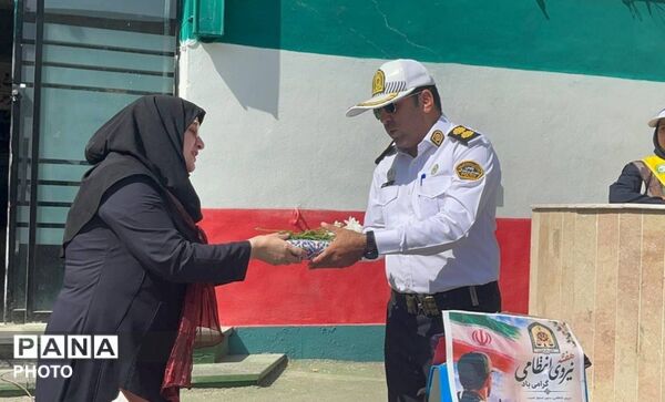 گرامیداشت هفته نیروی انتظامی در دبیرستان آیین‌اسلام ۱