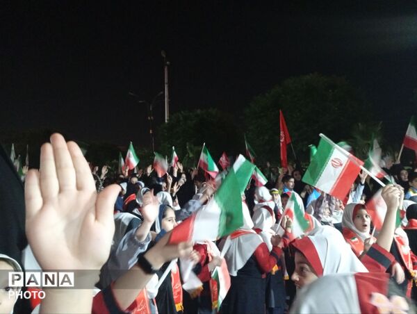 هم‌نوایی دانش‌آموزان پیشتاز ساوجبلاغ در تجمعات شبانه