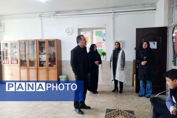 بازدید مدیر آموزش و پرورش ناحیه دو شهرری از دبستان شهید چمران 