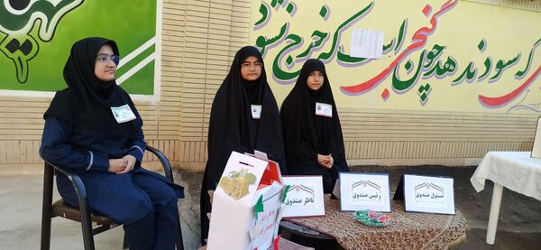 برگزاری انتخابات شورای دانش‌آموزی در مدرسه شاهد آمنه
