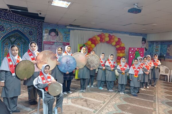 هنرنمایی دانش‌آموزان مدارس ناحیه دو شهرری در جشن میلاد حضرت فاطمه (س)