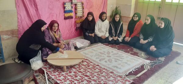 نمایشگاه صنایع دستی و بازارچه‌ای با هدف حمایت از تولیدات داخلی در فیروز آباد 