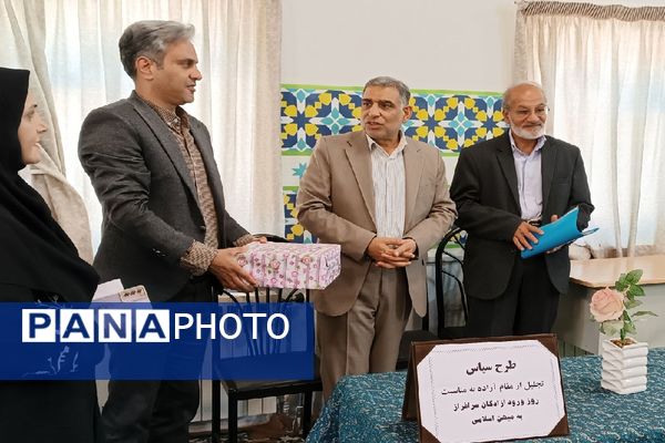 مراسم تجلیل و تکریم مقام آزاده در دبیرستان شاهد شهید حمامی ناحیه ۶ مشهد