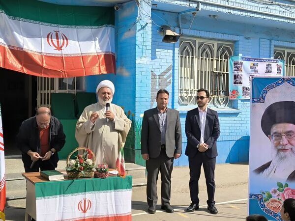 رونمایی از کتاب «روحانی که روحانی نیست» در دبیرستان باقریه