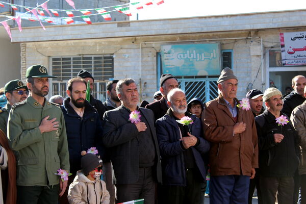 تمثال مبارک امام خمینی(ره) در شهر درق گلباران شد 