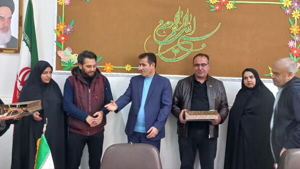  تجلیل از اولیا جانباز و پاسدار دبیرستان شاهد عصمت ناحیه 3 کرج 