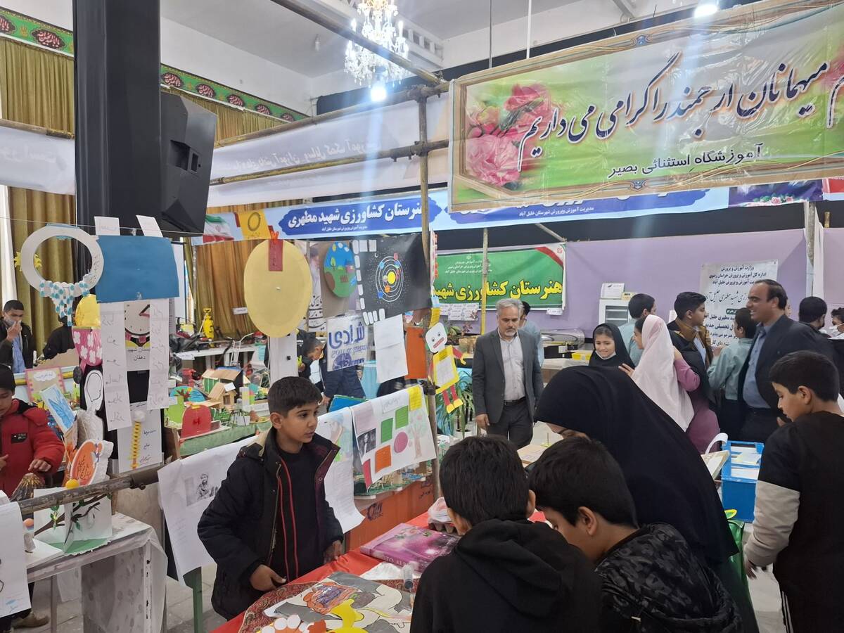 بازدید دانش آموزان مدرسه شهید عامری از نمایشگاه پژوهش و فناوری در خلیل آباد